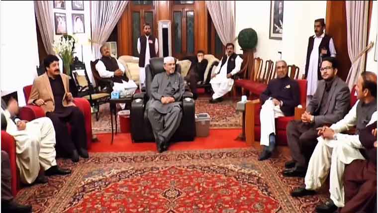 صدرزرداری سے سابق گورنرمخدوم احمد محمودکی ملاقات،سیاسی صورتحال پرگفتگو