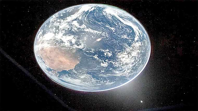 چاند کے سفر کے دوران خلا سے لی گئی زمین کی تصاویر وائرل