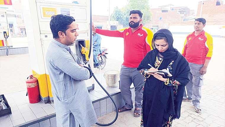 اسسٹنٹ کمشنر کی پٹرول پمپس کیخلاف کارروائی، متعدد کوجرمانے