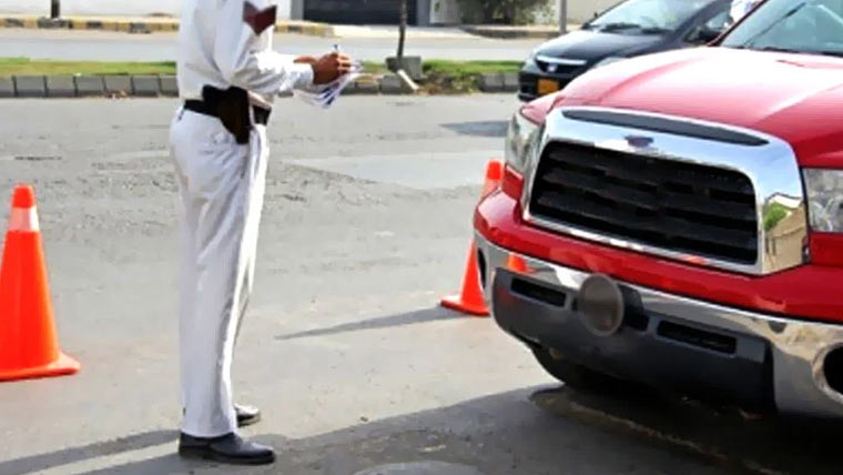 فینسی اور بغیر نمبر پلیٹس والی گاڑیوں کے خلاف کریک ڈاؤن جاری