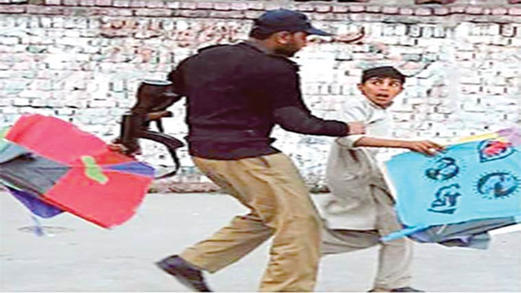 2 پتنگ باز قابو آ گئے 