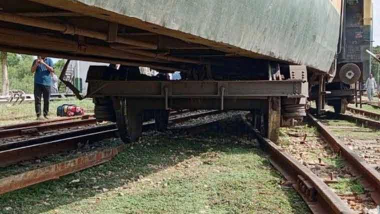 خوشاب کے قریب ٹرین پٹری  سے اتر گئی، 2 مسافر زخمی