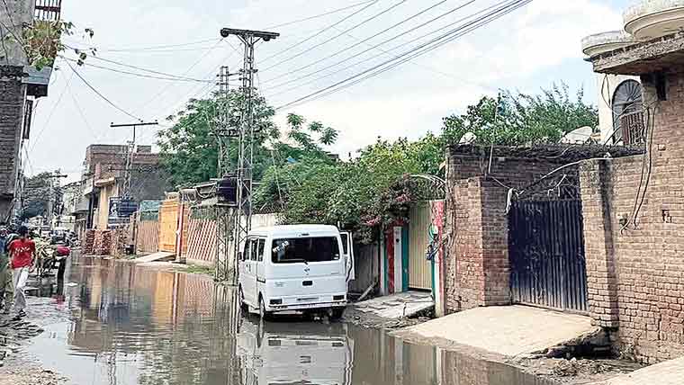علی پورچٹھہ:بارش سے سیوریج درہم برہم ‘سڑکیں زیر آب 