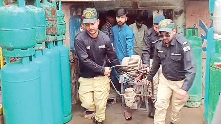  سیالکوٹ :پٹرول کی دکانوں ، غیر قانونی  گیس ری فلنگ کرنے پر کارروا ئی 