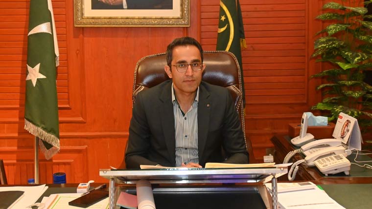 نئی قیمتوں پر عملدرآمد کو یقینی بنانے کیلئے  ڈپٹی کمشنر کے پٹرول پمپوں کے دورے 