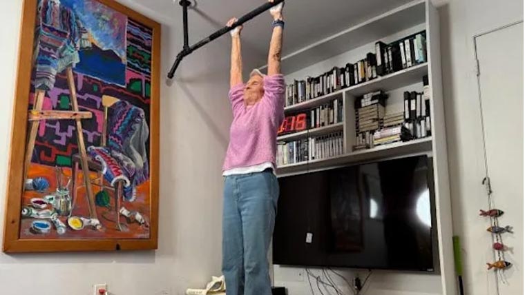 90سالہ خاتون نے 3منٹ تک لٹک کر نیا ریکارڈ قائم کردیا