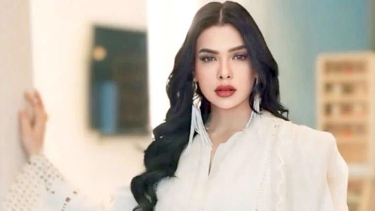 سارہ لورین کی خوبصورتی کے  دعووں پر سوشل میڈیا پر تنقید