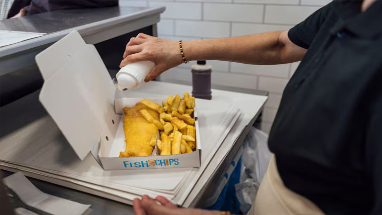 برطانیہ:ڈیزل مہنگا ہونے سے  مچھلی ،چپس کی قیمتوں میں اضافہ 