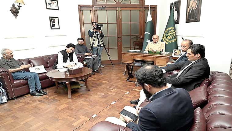 ایندھن کے مناسب ذخائر موجود،مشکل وقت میں عوام کو کسی صورت اکیلا نہیں چھوڑینگے:شہباز شریف