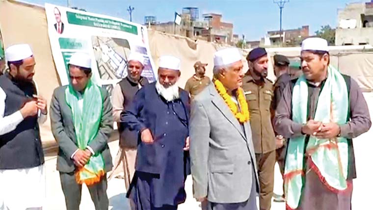  اسحاق ڈار کی داتا دربارپر حاضری، ترقیاتی کاموں کا جائزہ لیا