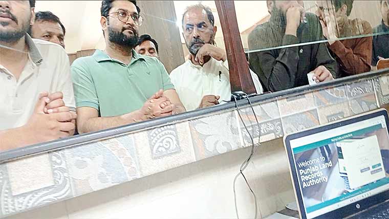 سیالکوٹ:رجسٹری برانچ میں باربار لنک ڈائون ‘شہری خوار 