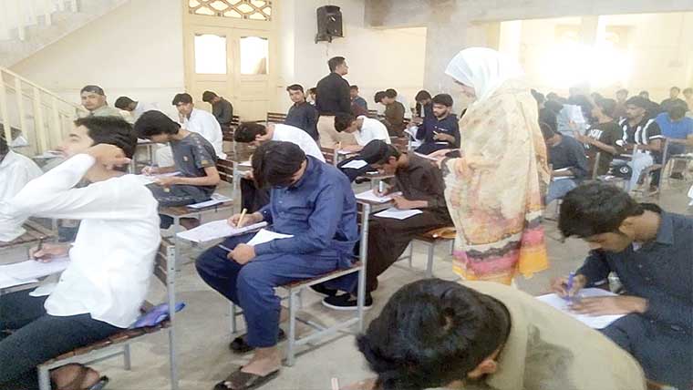 گجرات:میٹرک امتحانات میں نظم و  ضبط ،شفافیت برقرا ر رکھنے کی ہدایت 