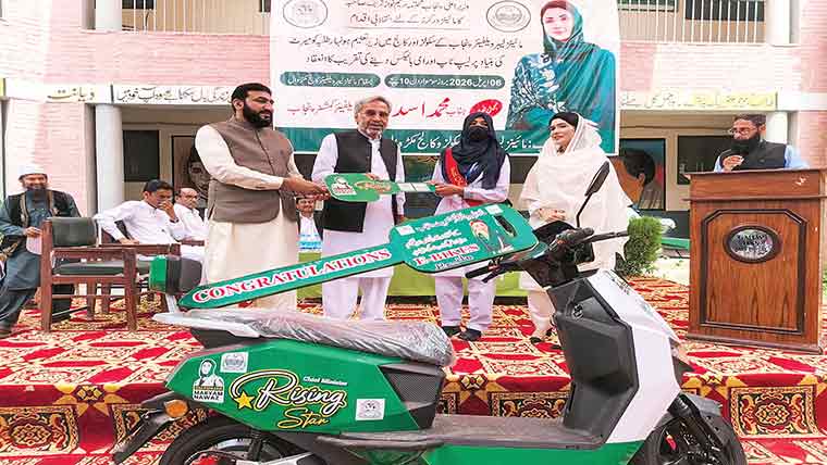  مائنز لیبر ویلفیئر کالج مکڑوال میں ای بائیکس اور لیپ ٹاپ تقسیم 