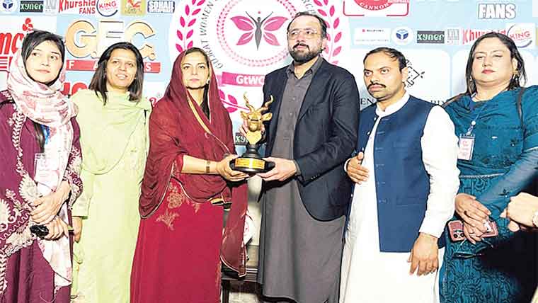  سالک حسین کا ویمن چیمبر کے زیر اہتمام صنعتی نمائش کا دورہ 