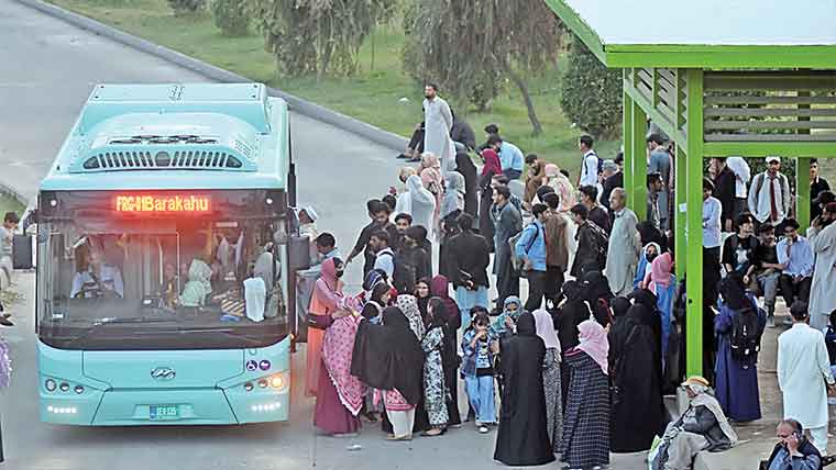 مفت سفر:راولپنڈی کاپہلانمبر،میٹروبسوں پرکھڑکی توڑرش  