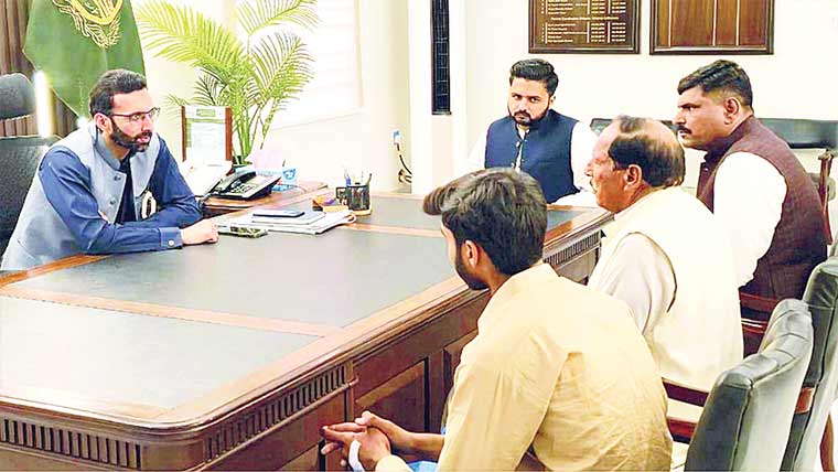 ڈپٹی کمشنر عمر عباس میلہ نے لو گوں  کے مسائل سنے ، حل کے احکامات