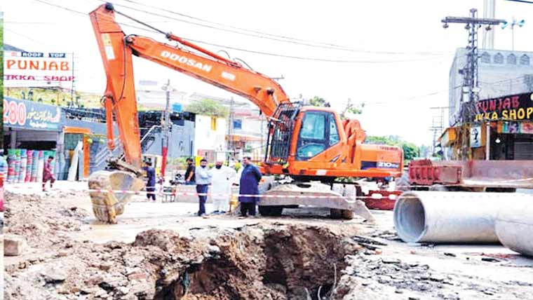 ملت روڈ :سیوریج لائن کی بحالی کا کام تیزی سے جاری