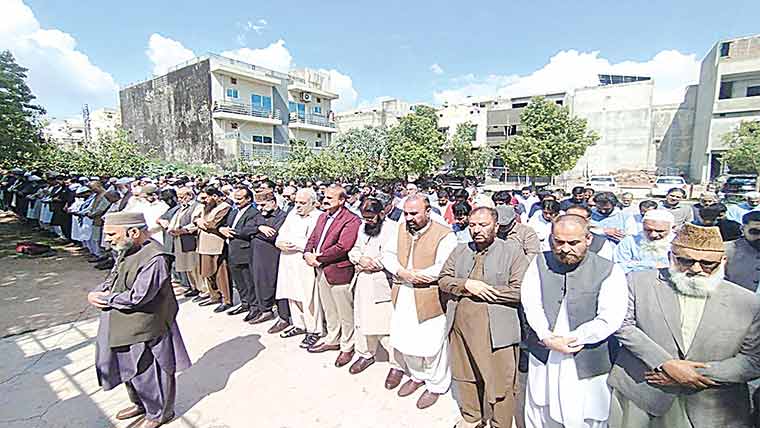    الطاف بٹ کی والدہ سرینگر میں سپرد خاک، اسلام آباد میں غائبا نہ نمازجنازہ 