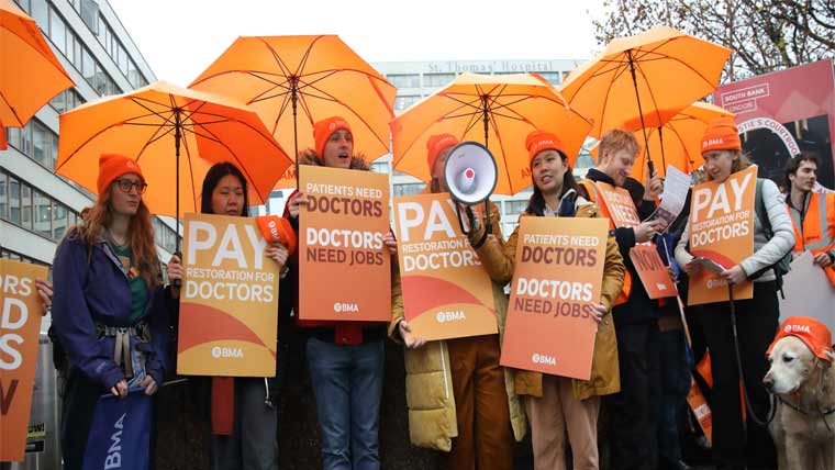 انگلینڈ:تنخواہوں پر تنازع ڈاکٹرو ں کی 15ویں بار ہڑتال 