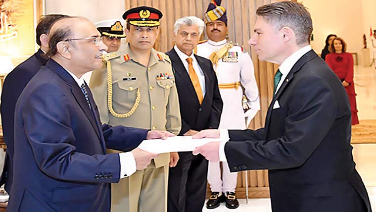   صدر سے کیوبا، ایتھوپیا، پرتگال ،سپین تنزانیہ کے نامزد سفرا ،سنگاپور کے ہائی کمشنر کی ملاقات ،سفارتی اسناد پیش کیں