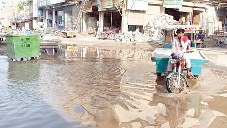 وہاڑی:لکڑ منڈی میں سیوریج کے پانی سے زندگی عذاب 