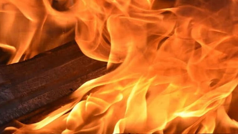  نشئی نے بیوی،بچوں کو کمرے  میں بند کر کے گھر کو آگ لگا دی