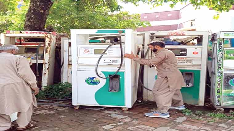 سول ڈیفنس نے جامکے چیمہ میں  غیر قانونی منی پٹرول پمپ سیل کر دیا 