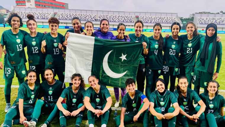 فیفا ویمنز سیریز ،قومی ٹیم کاآج ٹرکس اینڈ کیکوس سے ٹاکرا