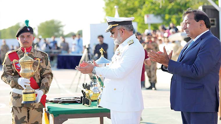  جھنگ:کیڈٹ کالج میں پاسنگ آؤٹ پریڈ، نظم و ضبط کا مظاہرہ