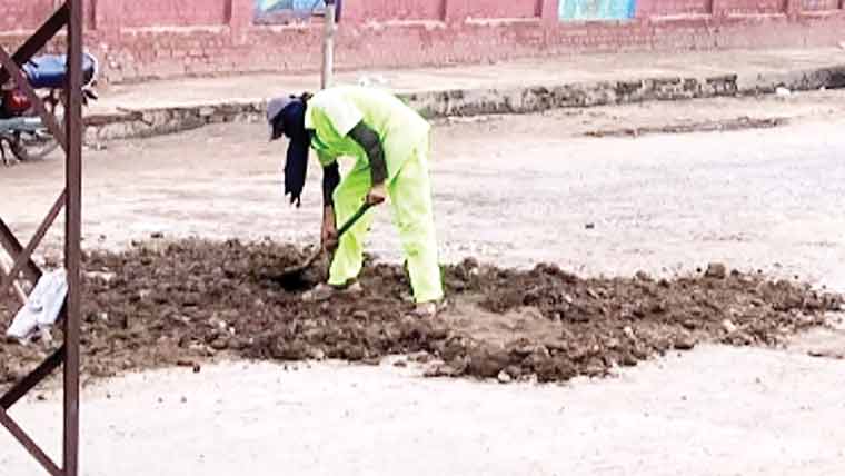 گڑھے بھرنے کیلئے افسران نے مٹی کا استعمال شروع کر دیا 