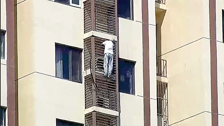 کمرہ لاک، 89 سالہ خاتون کی ریلنگ سے اتر نے کی ویڈیو 