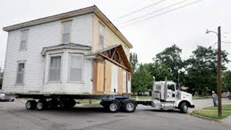 جوڑے کاغلط پلاٹ پر نصب گھرٹرک  کے ذریعے درست مقام پر منتقل 