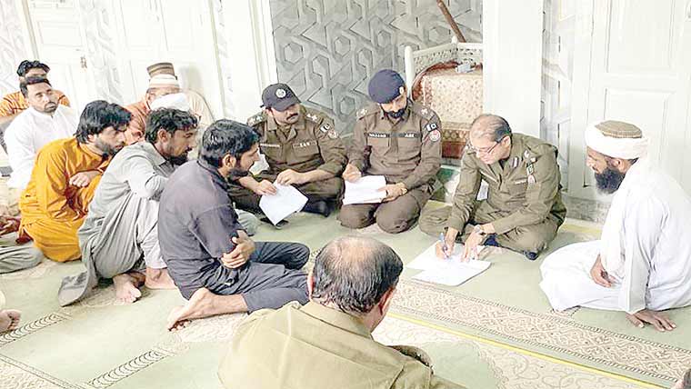 ڈی پی او چنیوٹ کی جامعہ مسجد میں کھلی  کچہری، شہریوں کے مسائل سنے 