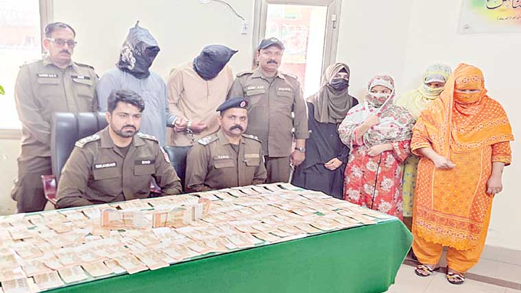 سیالکوٹ:گھر میں سوا کروڑ روپے  کی چوری کے ملزم گرفتار ،رقم برآ مد 
