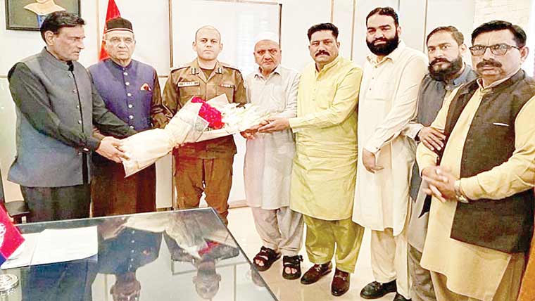  تاجروں کے وفد کی ڈی پی او گجرات  رانا عمر فاروق سے ملاقات 