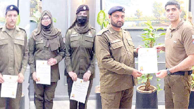 وزیرآباد:خدمت مرکز میں بہترین  کارکردگی پر پولیس اہلکاروں کیلئے سرٹیفکیٹ 