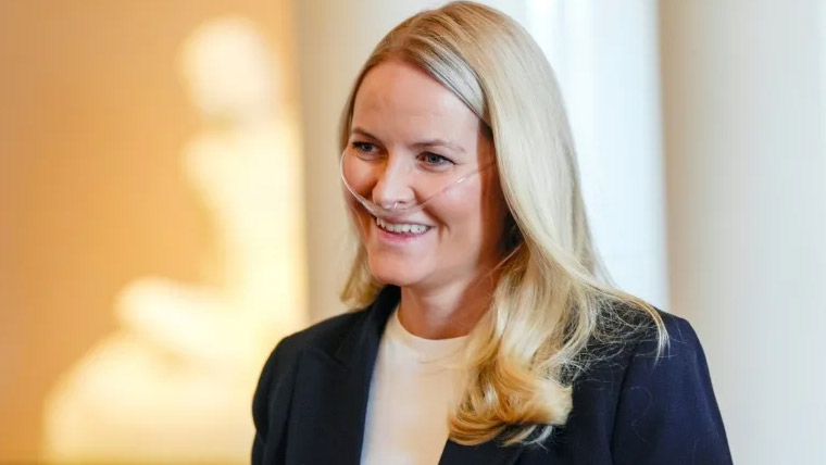 پھیپھڑوں کے مرض میں مبتلا نارویجن ولی عہد شہزادی سانس کا آلہ لگا کر عوامی اجتماع میں پہنچ گئیں 