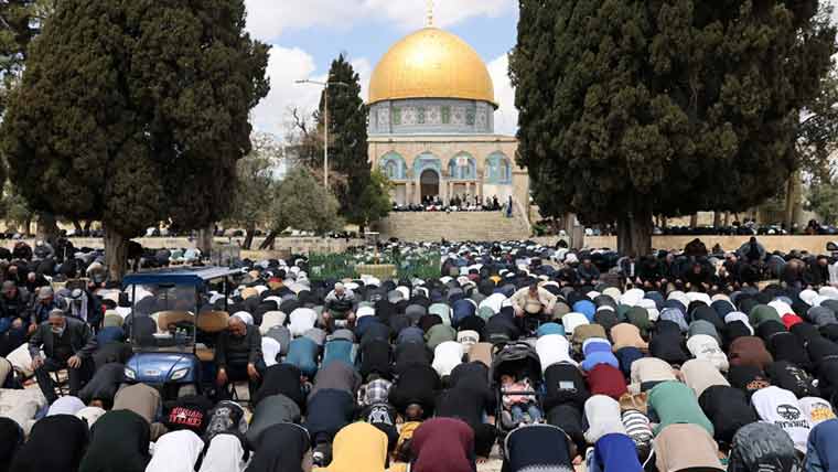  مسجد اقصٰی کھلتے ہی جمعہ کیلئے ایک لاکھ نمازیوں سے بھر گئی