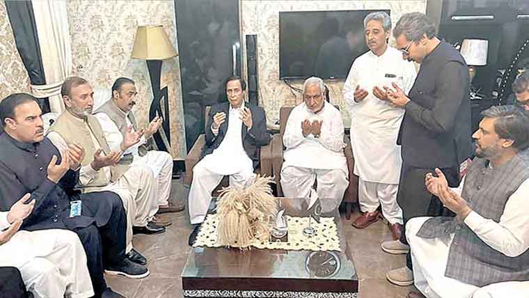  چودھری پرویزالٰہی کی میاں اسلم اقبال  کے گھرآمد، والدہ کے انتقال پر تعزیت 