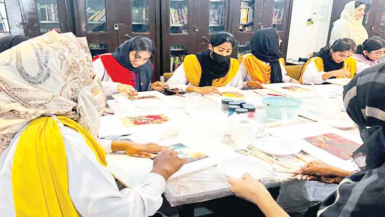 ڈیکوپیج ماسٹر کلاس، طالبات کو تخلیقی ہنر کی عملی تربیت