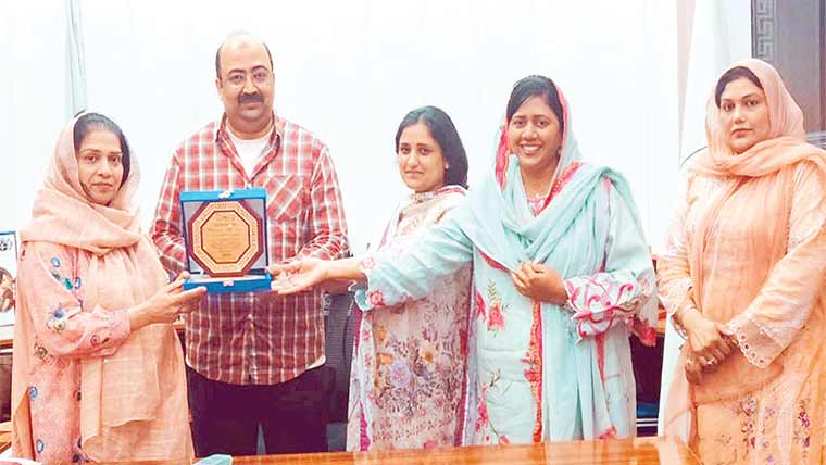 جنرل سیکرٹری ہارٹ سیور فائونڈیشن  کو سماجی خدمات پر شیلڈپیش