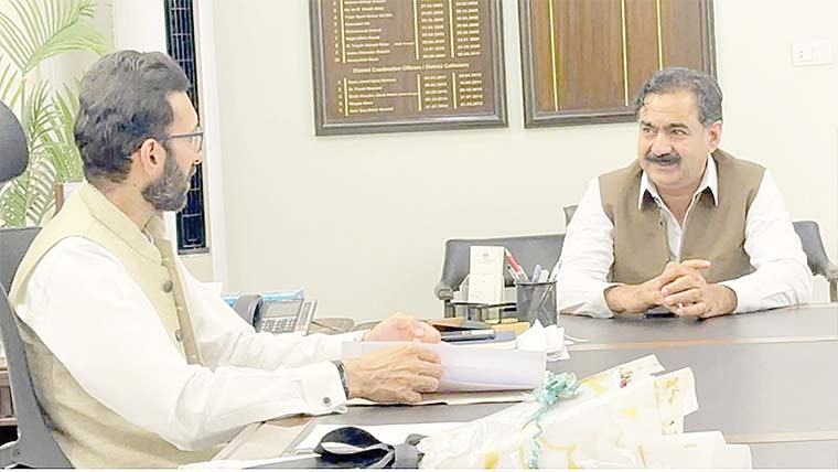 ڈی سی ٹوبہ سے امیدوار  صوبائی اسمبلی کی ملاقات 