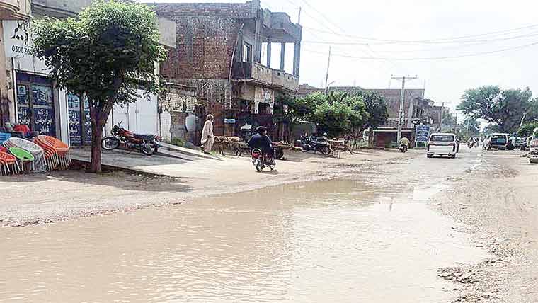 بارشوں نے علی پور چٹھہ کے سیوریج سسٹم کی قلعی کھول دی 