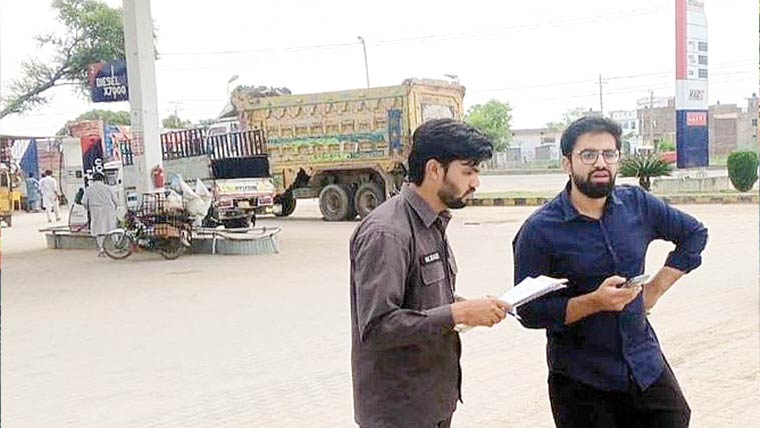 گجرات:پیرا فورس کی جانب سے  پٹرول پمپوں پر پیمانوں کی چیکنگ 