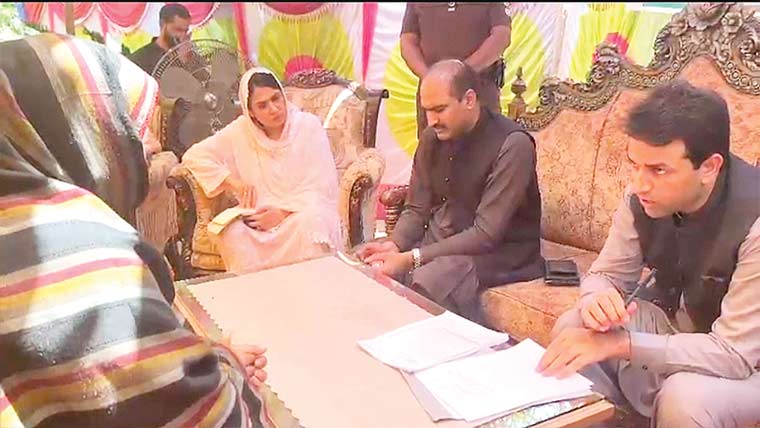 ڈپٹی کمشنر منڈی بہائوالدین کی  ہیڈفقیریاں میں کھلی کچہری