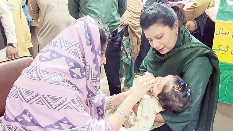 گجرات:بچوں کو پو لیو سے  بچانے کیلئے مہم کا آ غاز 