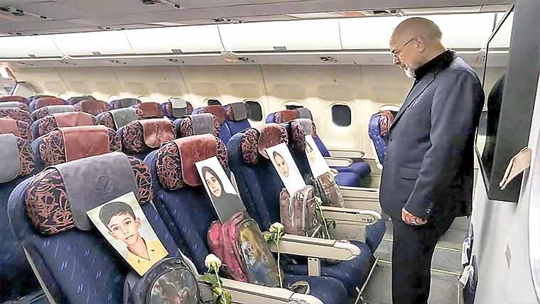 ایرانی سپیکر قالیباف کے طیارے میں  168 شہید بچوں کی تصاویراور بستوں  کیساتھ سفرکی فوٹو سوشل میڈیا پر جاری