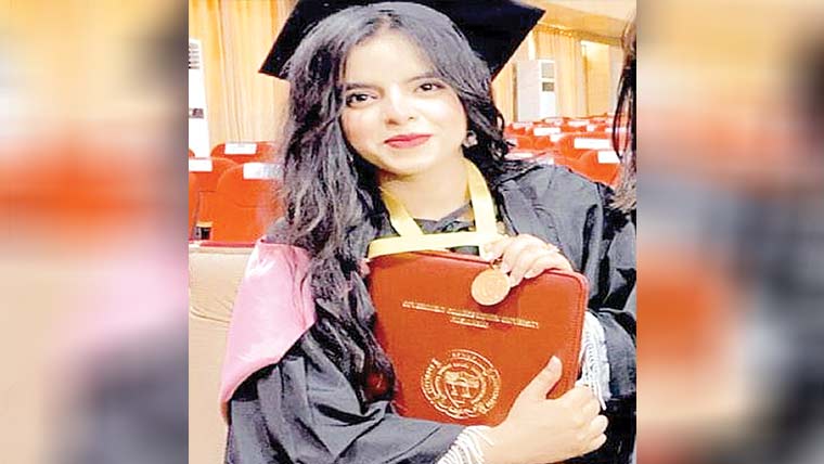 گورنمنٹ کالج یونیورسٹی کے بی ایس  زوالوجی کے امتحان میں گو لڈ میڈل حاصل 