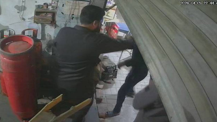 گڑھی شاہو میں پیرا فورس اہلکاروں کا دکان ملازم پر تشدد 