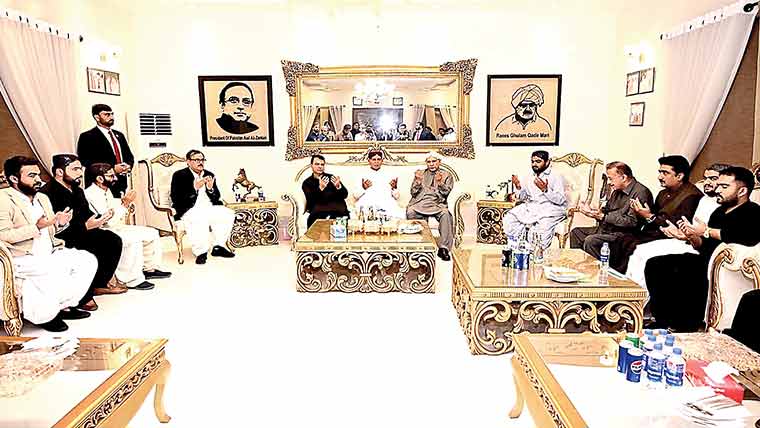 صدر زرداری کی ٹنڈو الہ یار آمد   پارٹی کے سینئر رہنما حاجی غلام قادر مری کے انتقال پر فاتحہ خوانی کی 